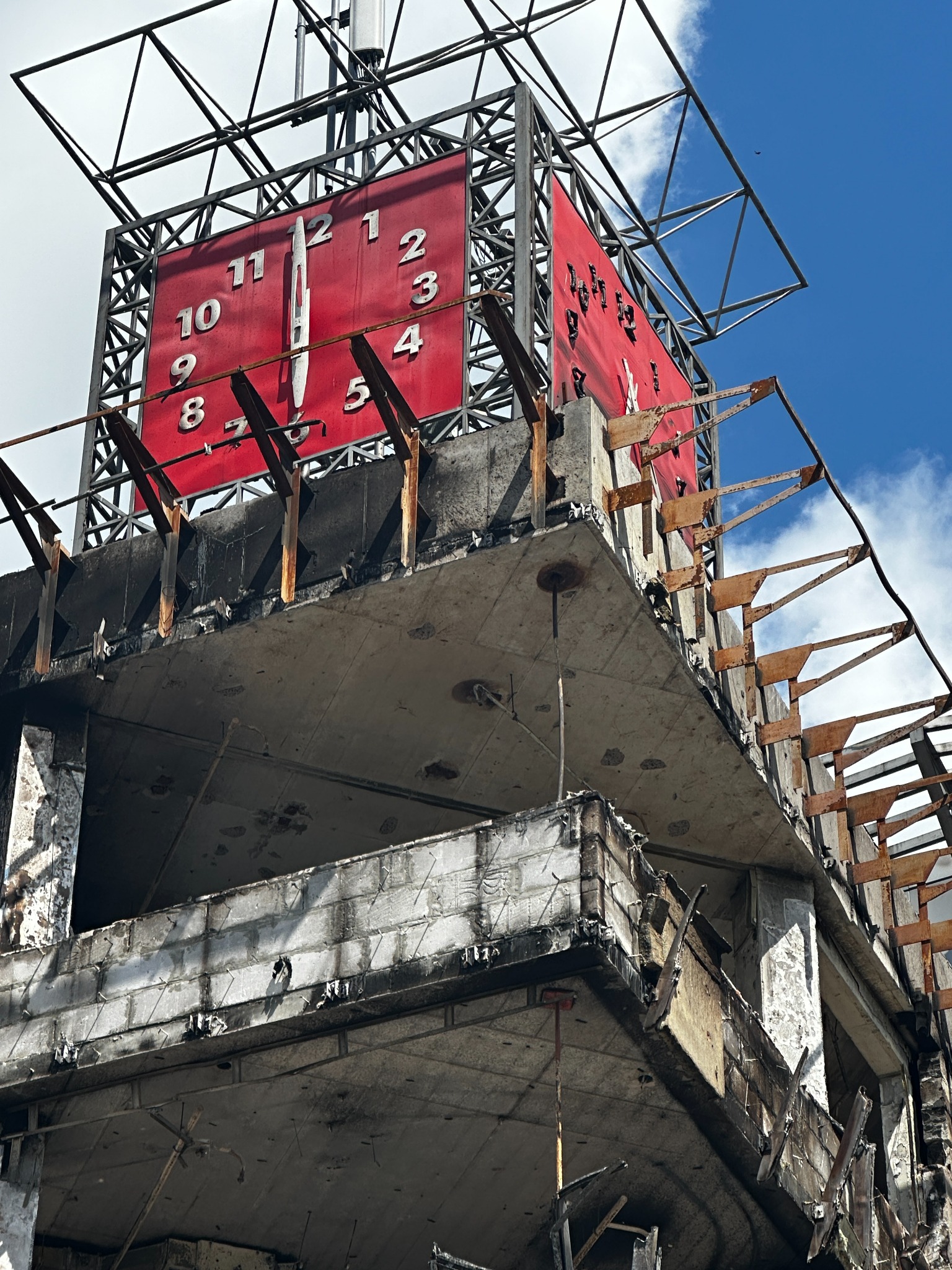Beschadigde klok op een gebouw in Kyiv