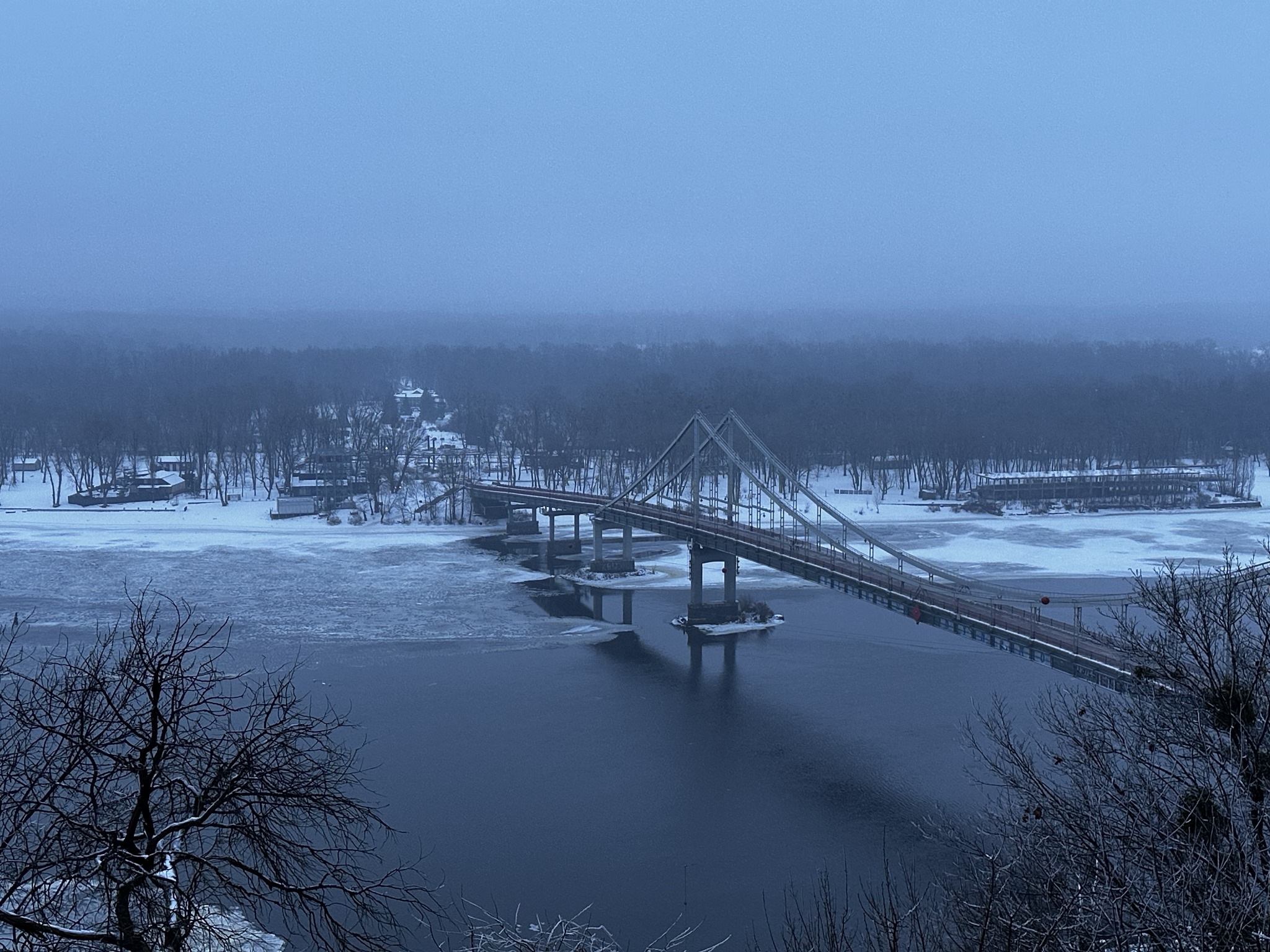 Winterzicht over de Dnipro in Kyiv