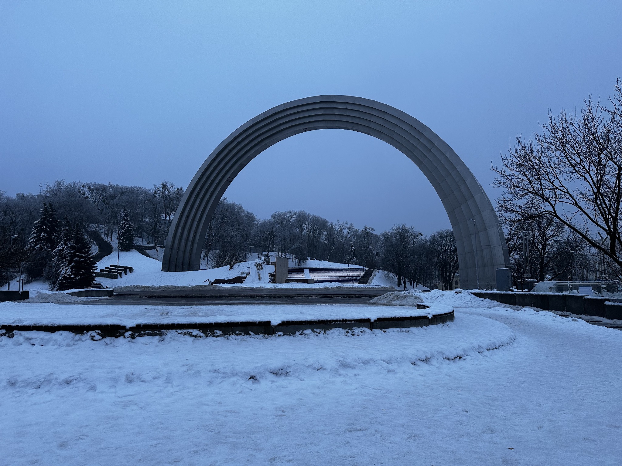 Friendship Arch in Kyiv in de sneeuw
