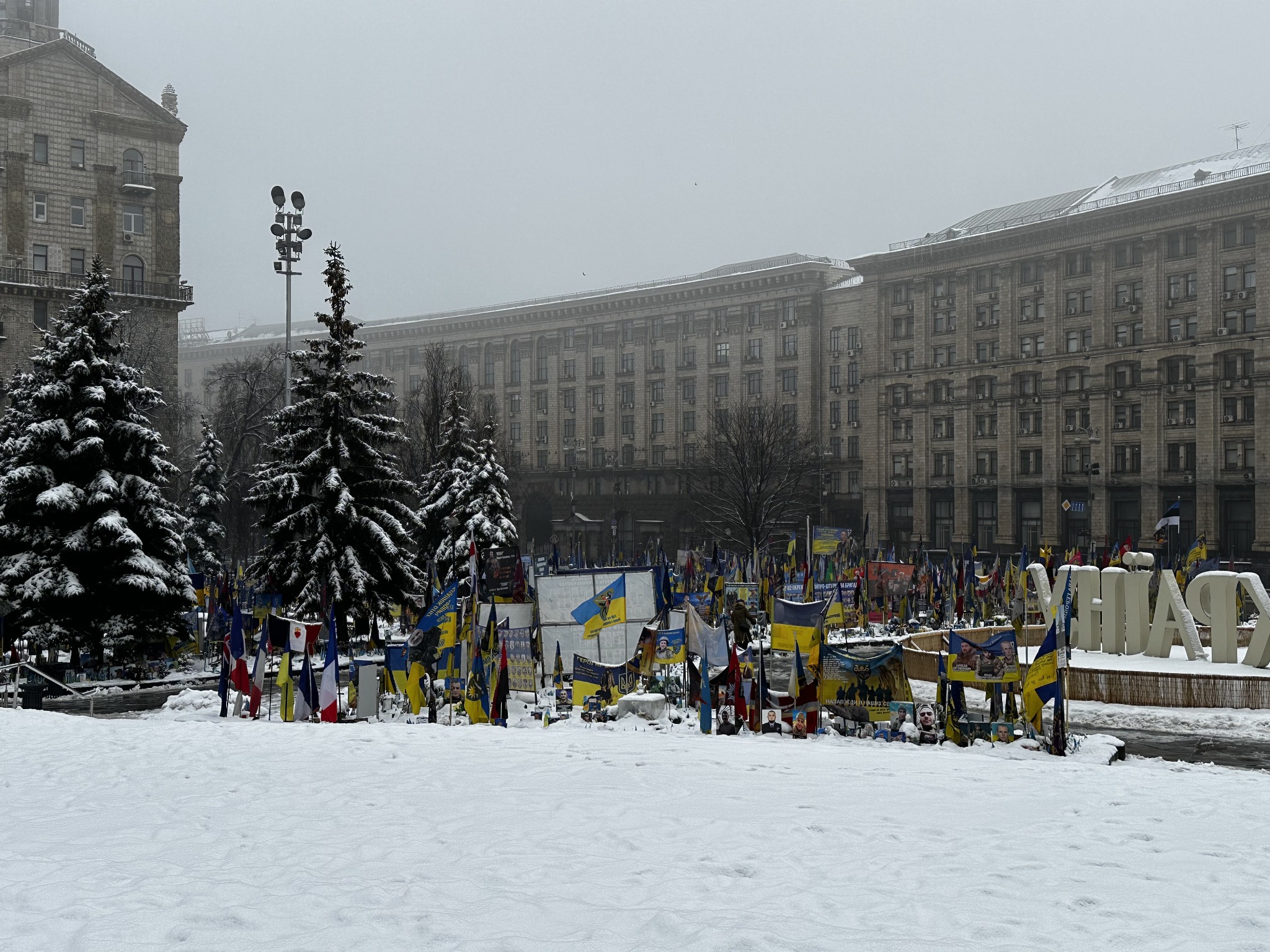 Herdenkingsvlaggen op Maidan in de sneeuw