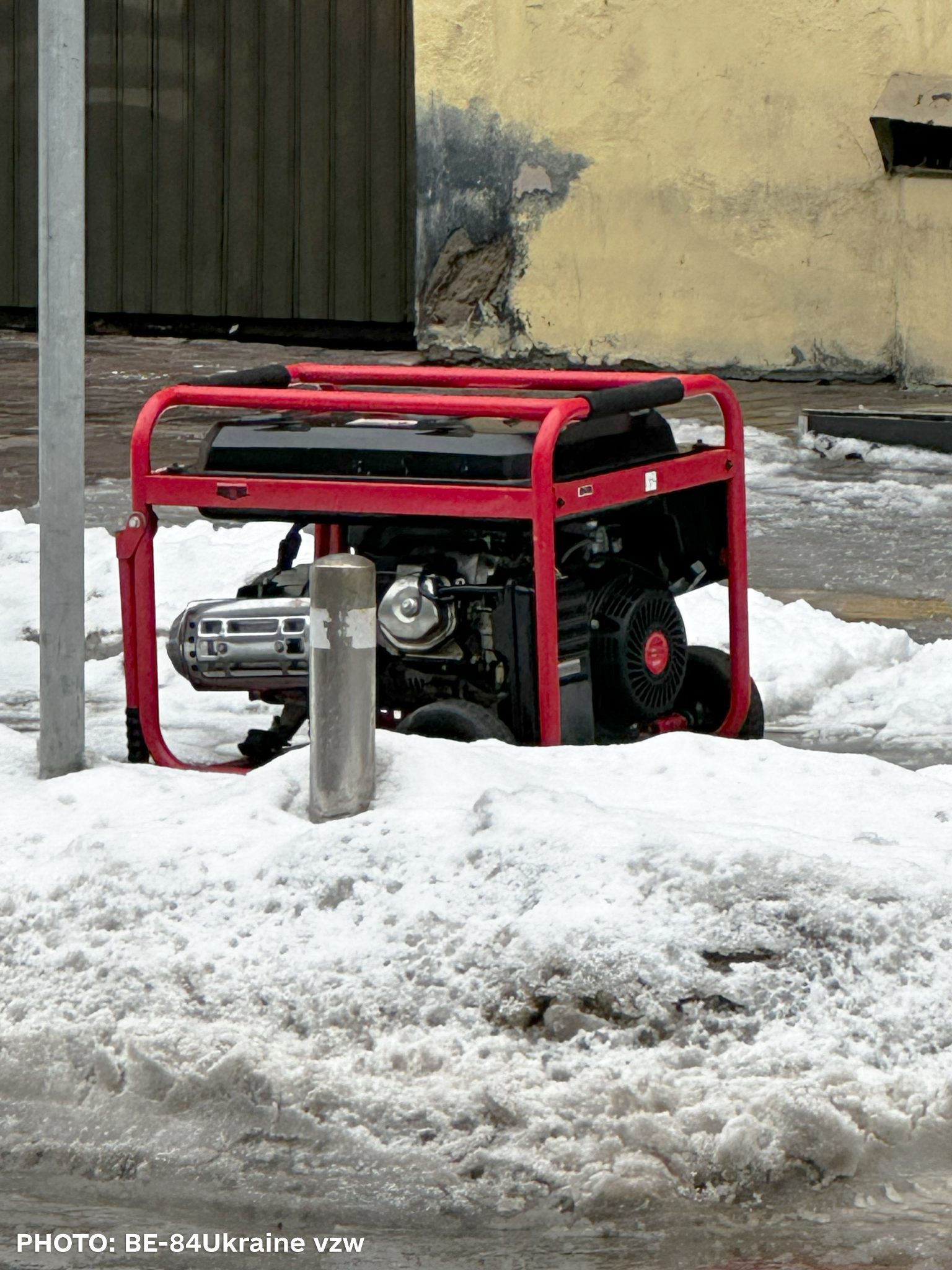 Generator in de sneeuw in Kyiv